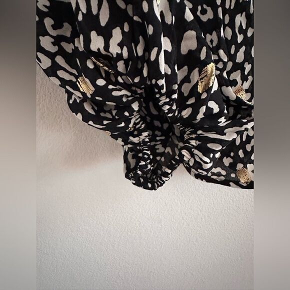 NWT Blu Pepper Bishop Tie Neck Top with Gold Design size Small - Picture 4 of 12